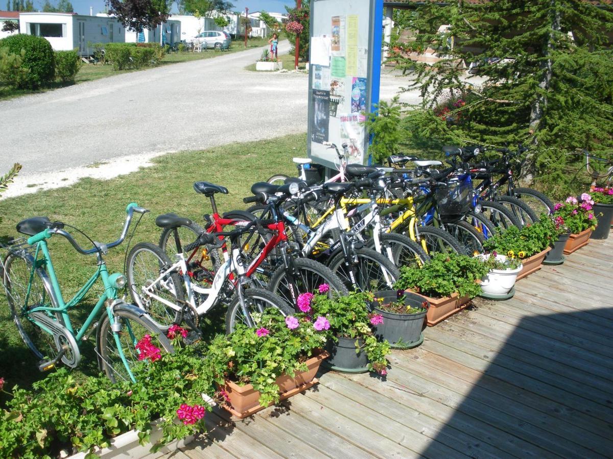 Camping Du Pontis Verteillac Exterior photo
